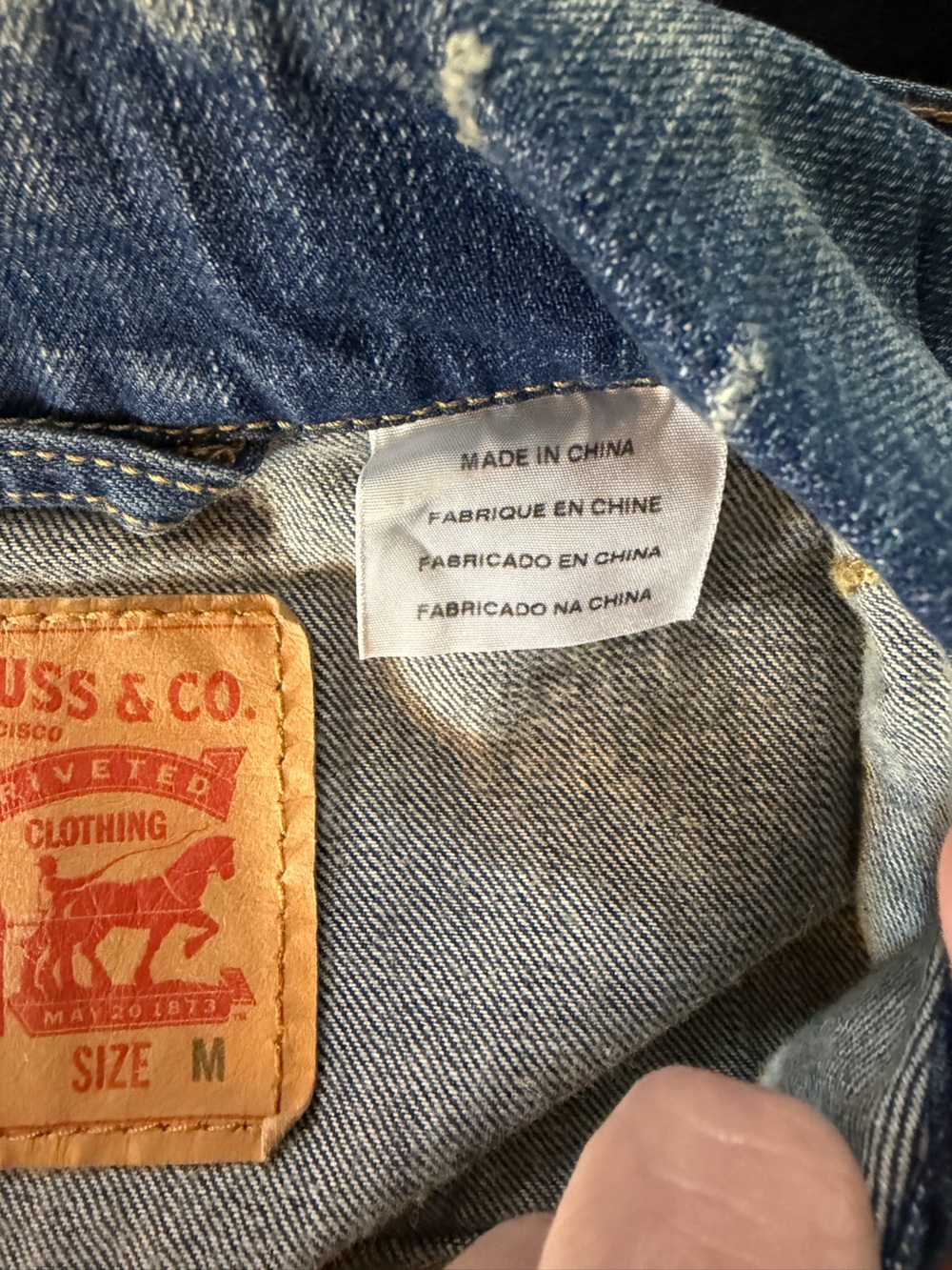 Levi’s Men’s Denim Trucker Jacket Medium Distressed Wash NWT Standard Fit - Picture 10 of 12